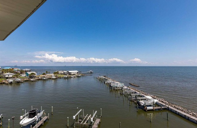 Bay View Condo w/ Balcony, Laundry, AC, WiFi & Shared Pools/Hot Tubs/Sauna