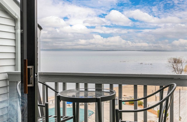 🏖️ Bay View Couples Retreat @ The Shores | Wow Views | Direct Beach Access ➠ 5586