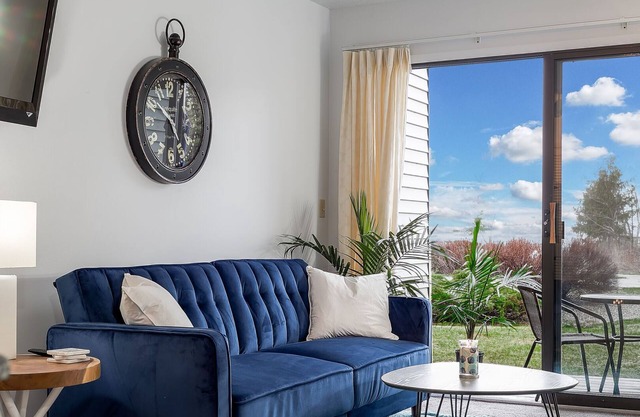 🏖️ Bayview Studio Retreat @ The Shores | Private Deck + Beach Access ➠ 5606