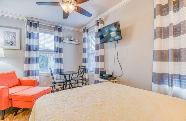 Beach Apartment #6 -Studio w/Bathroom & Kitchen