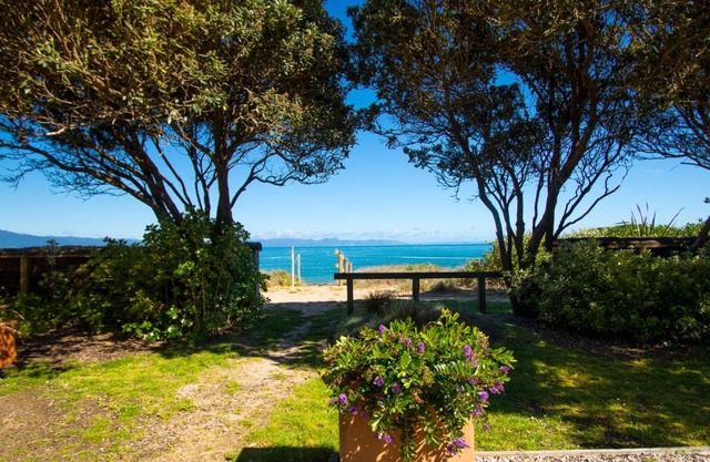 Beach Tata Golden Bay Bach 