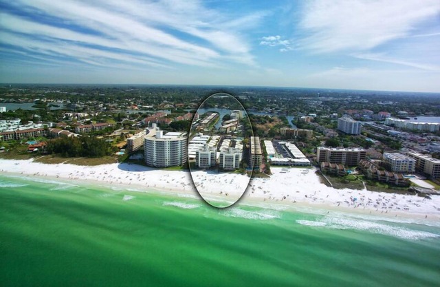 Beachfront Condo - 2-Bedroom - Luxury - Directly on Crescent Beach