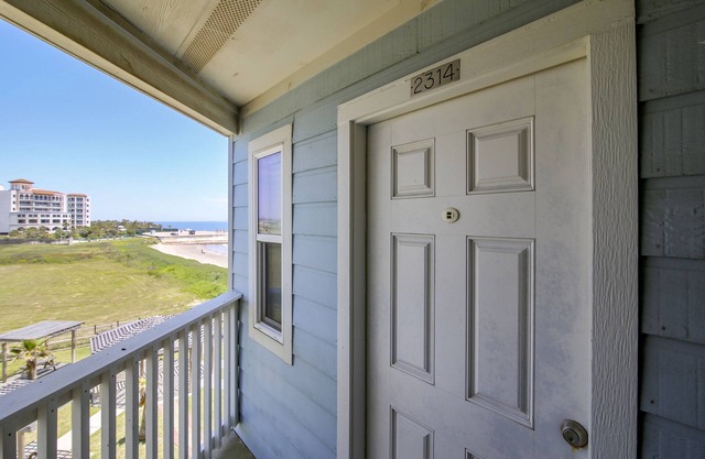 Beachfront Corner and panoramic view of beach and Gulf of Mexico below (2314)