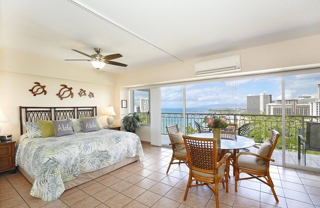 Beachfront Location with GREAT View! Washer/Dryer, Washlet, A/C, Wi-Fi!