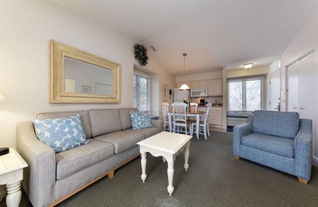 🏖️ Beachside Couples Retreat @ The Shores | Deck + Beach Access + Champagne Welcome ➠ 5719