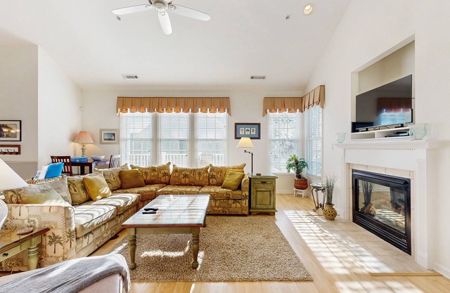 Bear Trap Dunes 2nd floor condo w/free WiFi, basketball court, and gym