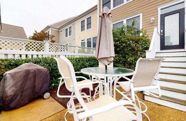 Bear Trap Dunes end townhouse w/pool table, shared pools and fitness room