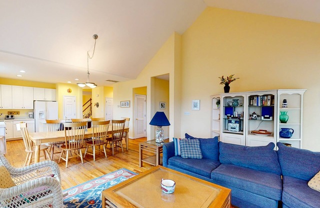 Bear Trap Dunes townhouse w/fireplace, basketball court, tennis court, WiFi
