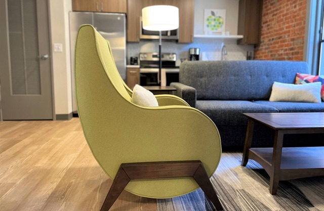 Beautiful 1 Bed Riverfront Park Travel Apartment