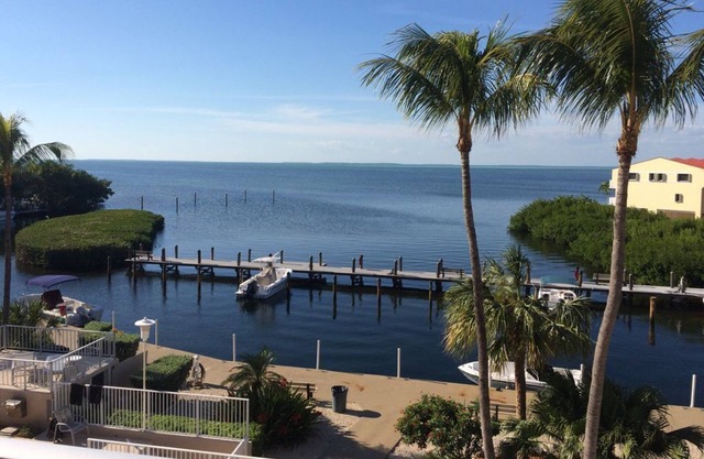 Beautiful 1 bedroom apartment with a Phenomenal direct bay view 312