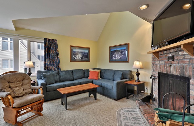 Beautiful 2BR/2BA Fall Line Condo with Mountain Views on Shuttle Route E2B