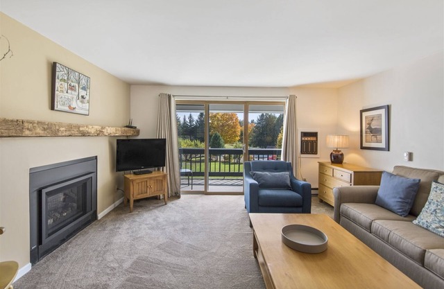 Beautiful 2BR Ski-in/Ski-out* Lodge Condo at Stowe`s Toll House LiftBeautiful Remodeled Ski-in/Ski-out Lodge Condominium at Stowe`s Toll House Lift