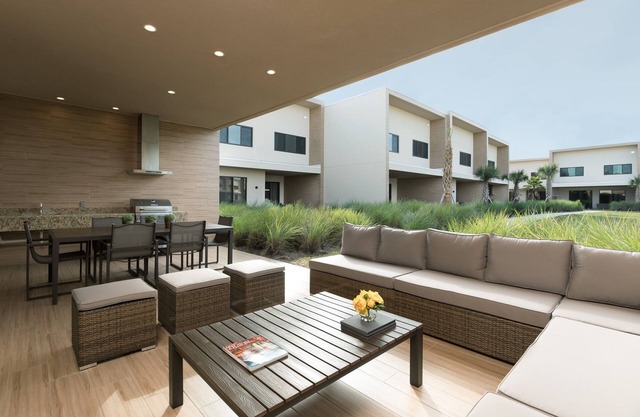 Beautiful 3B/R Townhome Villa, Free Wi-Fi & Parking, 2 miles from Disney