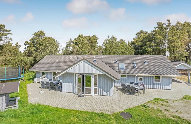 Beautiful and cozy house with extra large pool in a wonderful location, not far from the beach and H