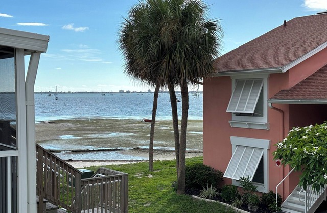 Crescent Beach Club 