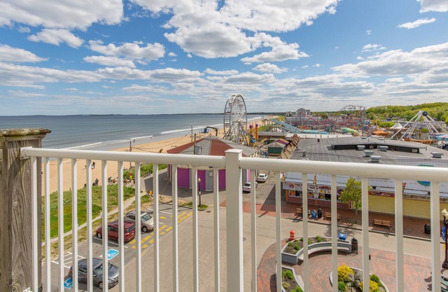 Beautiful Direct Ocean Front 2 bedroom w/ private balcony