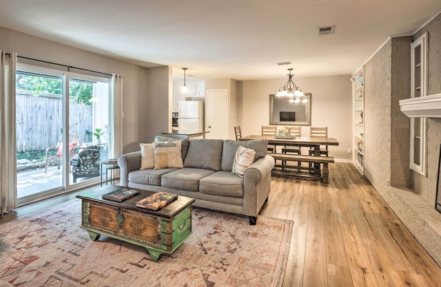 Beautiful Downtown Duplex w/ Patio, Walk to 6th St