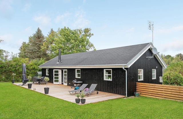 Beautiful home in Bogø By with WiFi
