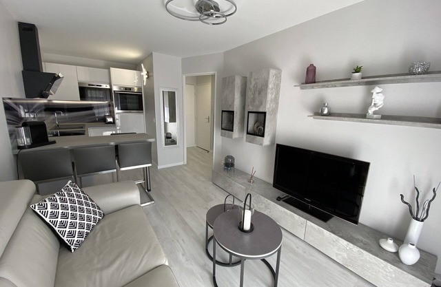 Beautiful new bright apartment facing south 100 m from the beach direct access