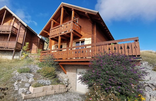 Beautiful recent chalet sleeps 8 in the heart of Réallon resort