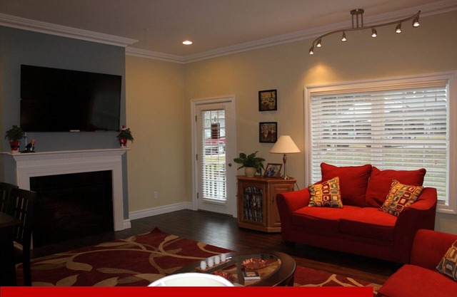 Beautiful Two Bedroom, Ski In/Out, Mountainside, Home away from Home!