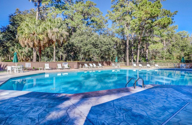 Beautiful villa with deck & shared pool, hot tub, tennis courts, sauna & more