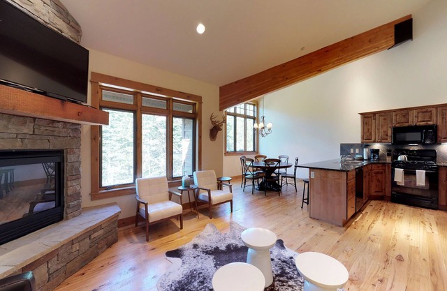 Beautifully updated Big Sky chalet with hot tub, deck & free WiFi