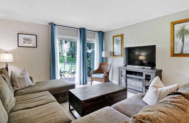 Beautifully Furnished w/ all the comforts of home! Just minutes to the beach