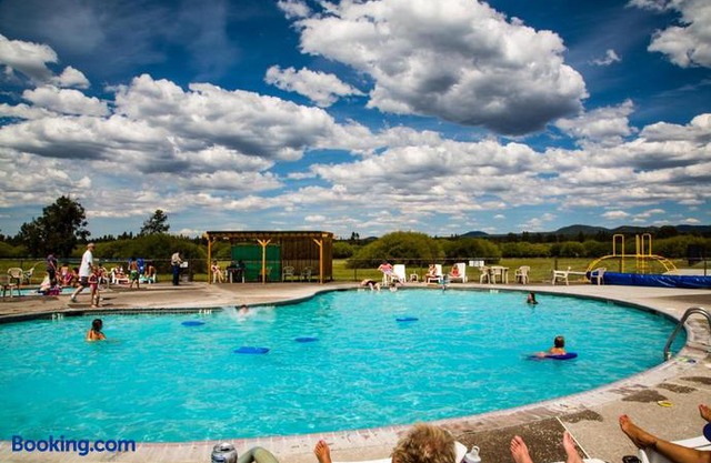 Bend-Sunriver Camping Resort Cottage 1