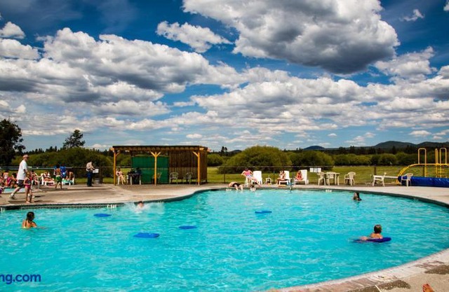 Bend-Sunriver Camping Resort 24 ft Yurt 9