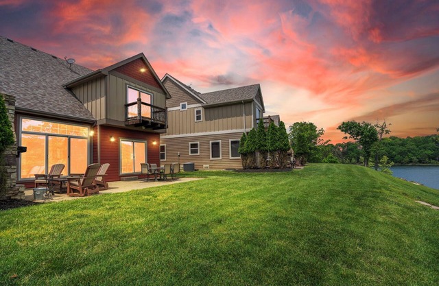 Best Family Friendly Getaway! Luxury Lakefront Villa Dock, Pools, Free Resort Amenities