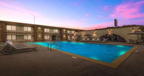 Roseville Inn 