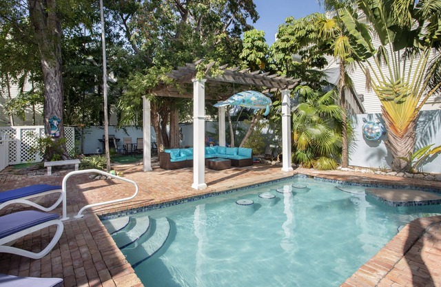 Bimini suite-3 bedroom 3 bath, a block off Duval St w/pool, parking