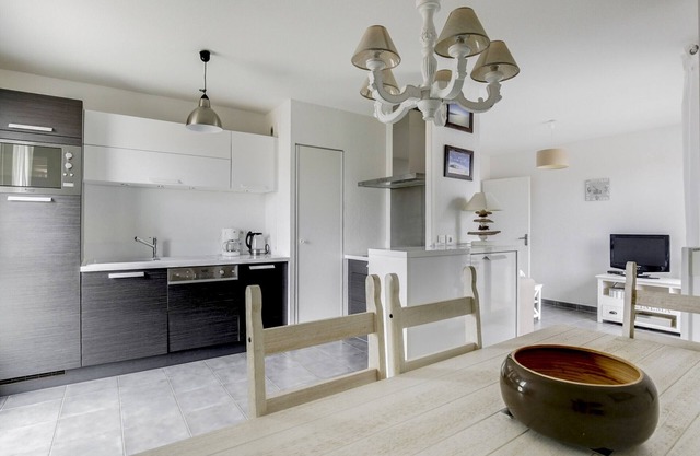 Biscarrosse Beach: Modern 2-BR Apt, Near Center, Walk to Ocean, Parking, Terrace