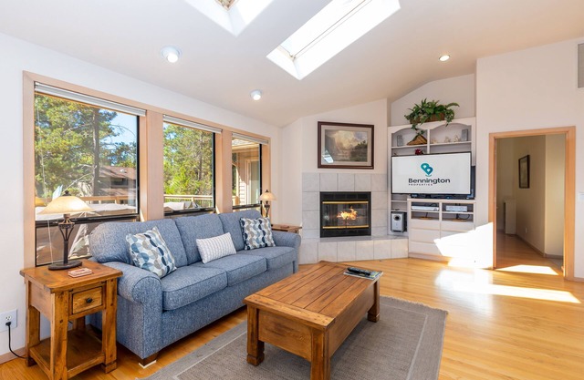 BLUE05 - Spacious Home, Close to the Deschutes River, Hot Tub, 2 Ensuites