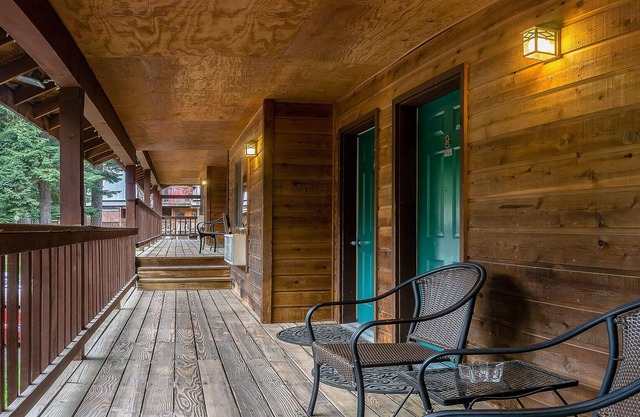 BookStayHop - #1 Lodge Room 8 ~ Green Springs Inn ~ Jacuzzi Bathtub