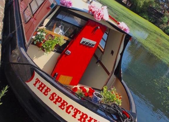 Boutique bijoux garden flat in vibrant Oval