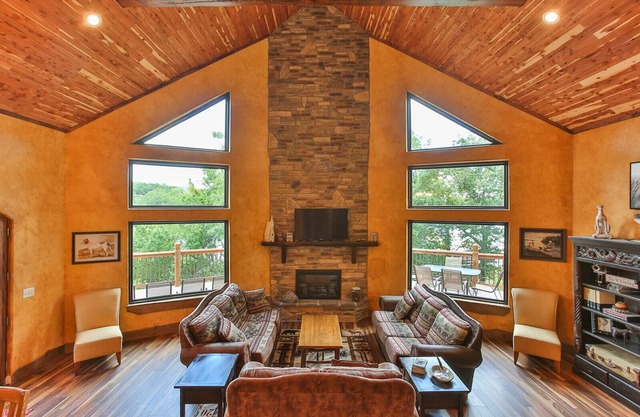 Branson Shores Resort - Gorgeous Lakefront Lodge! 2 Swimming Pools!