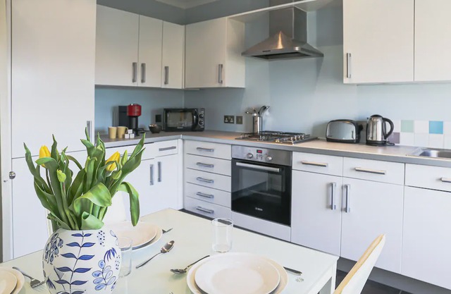 Bright Shepherds Bush Apartment