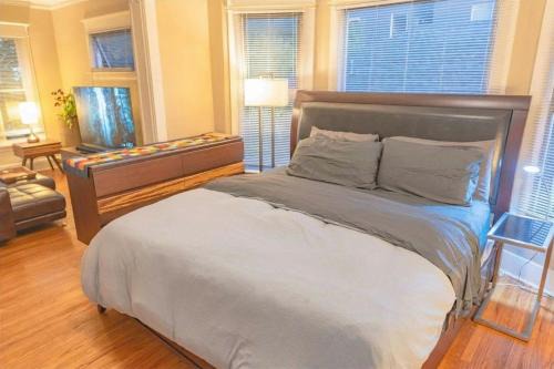 Bright vintage Apt in the heart of Seattle