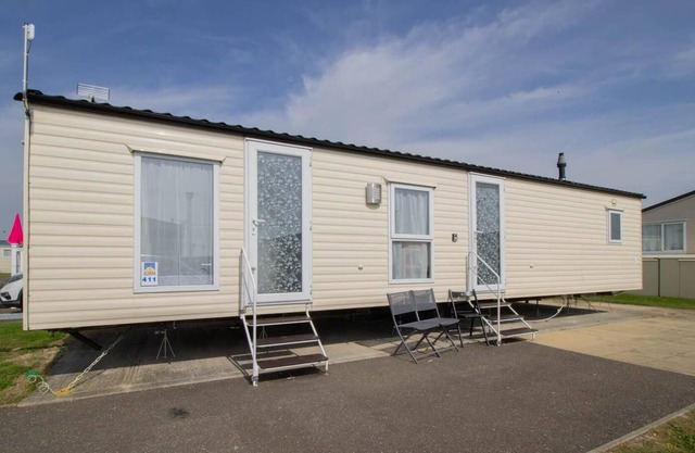 Brilliant 8 berth caravan at Seawick Holiday Park in Essex ref 27411S