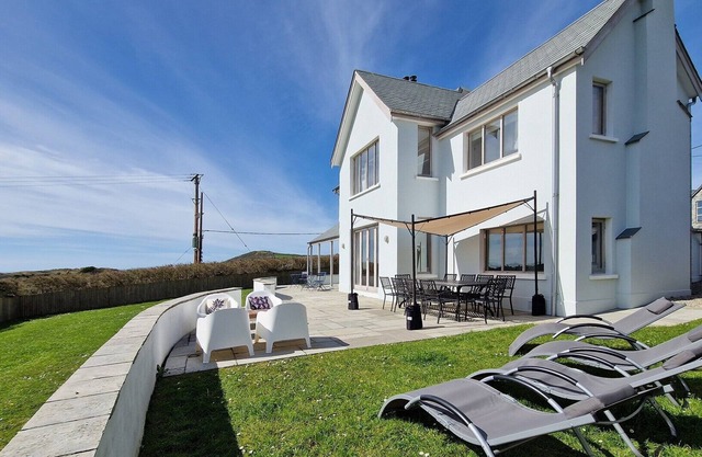Broad-De Sleeps 10 | Pet Friendly* | Near Beach