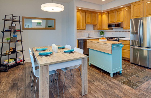 Broken Top Home. 2 King Master Suites, Fireplace, Garage, Deck. 20 Min to Mt Bachelor. 1 Gig WiFi.