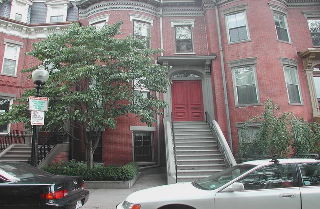 Brownstone spacious apartment in Tourist area