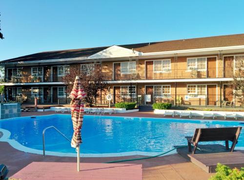 Budget Host East Hotel 
