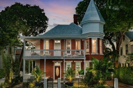 The Grand Maloney Hotel 