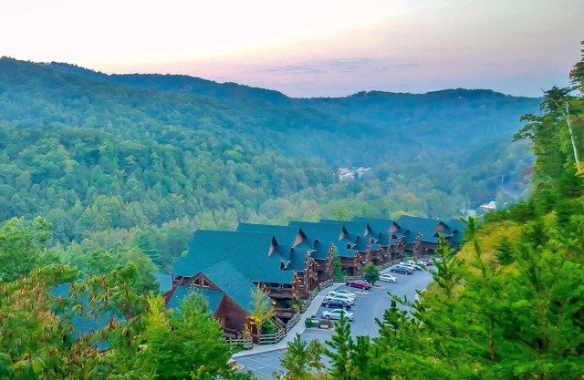 Cabin Style Luxury Condo-Gatlinburg/Water Park