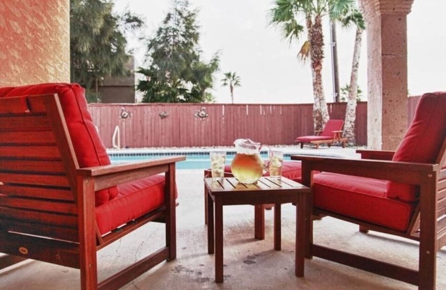 Casa Campeche-Sleeps 8/Pool/4 min walk to Beach