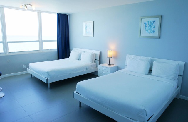 Castle 835 Oceanview Studio w/Free parking, pool, gym, tennis, bars, and more!