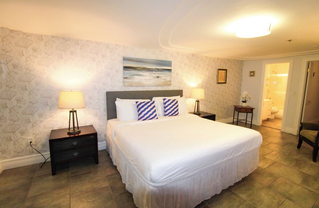 Castle M16 Ocean/Pool view, balcony, gym. tennis, & free valet parking!